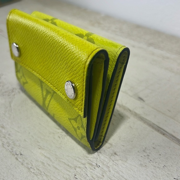 Louis Vuitton Taigalama Discovery Compact Wallet Jaune - Picture 14 of 16